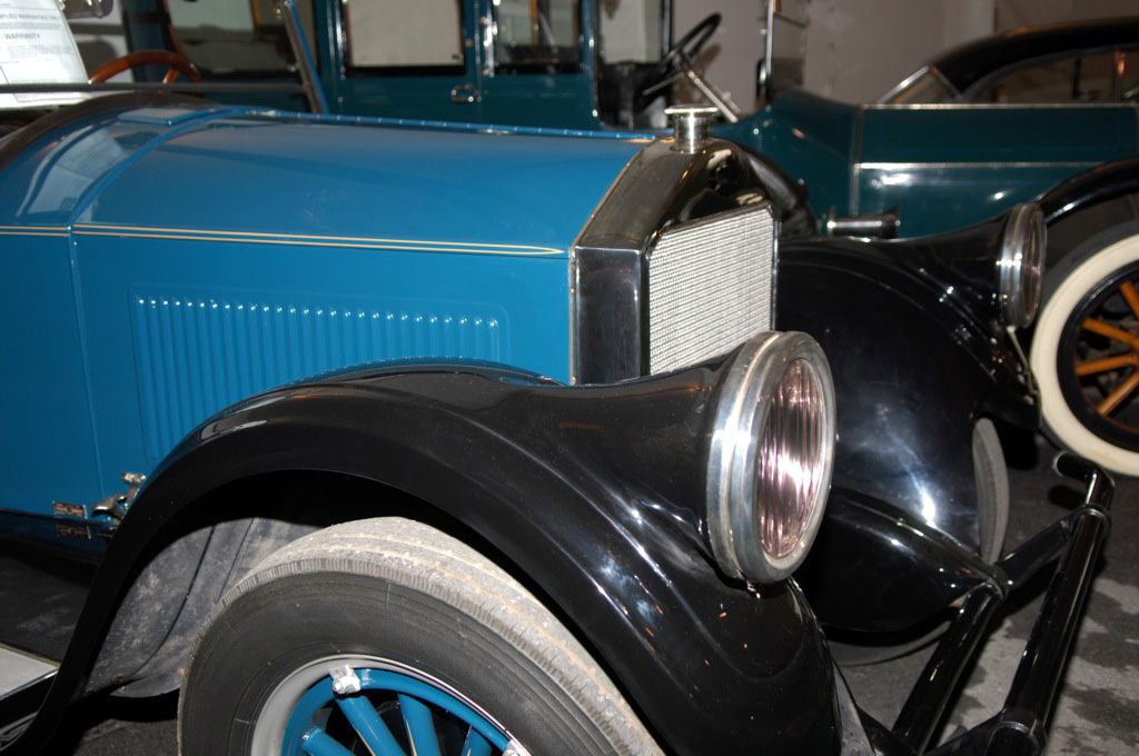 1927 Pierce-Arrow Model 80 background image
